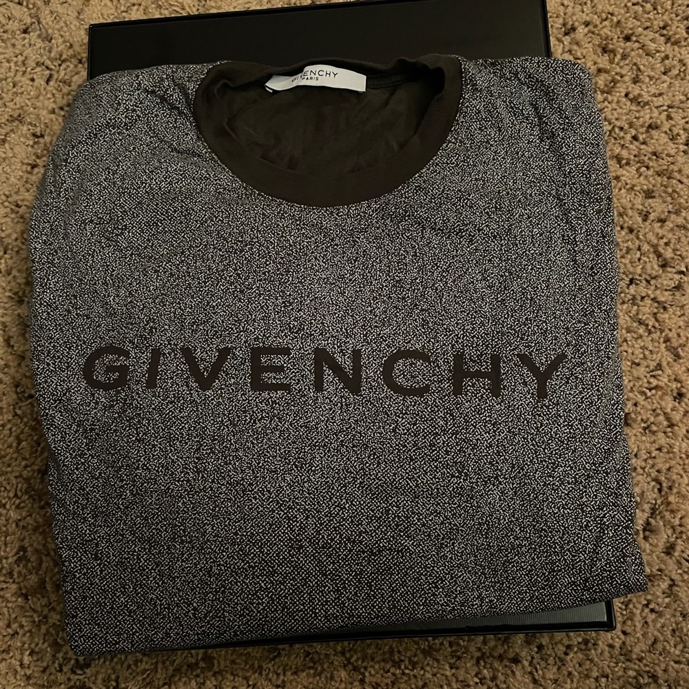 Givenchy Men’s t-shirt Size Medium